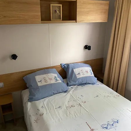 Camping Chez Isabelle Et Francois - Les Pieds Dans L'eau , Le Coeur En