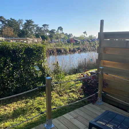 Les Pieds Dans L'eau, Le Coeur En *