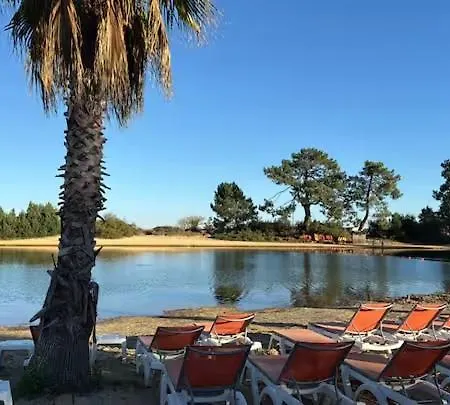 Les Pieds Dans L'eau, Le Coeur En Camping *