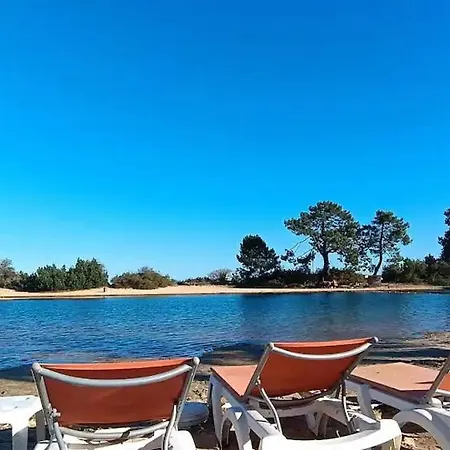 Les Pieds Dans L'eau, Le Coeur En Camping