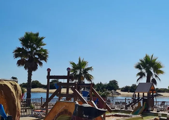 Les Pieds Dans L'eau, Le Coeur En *